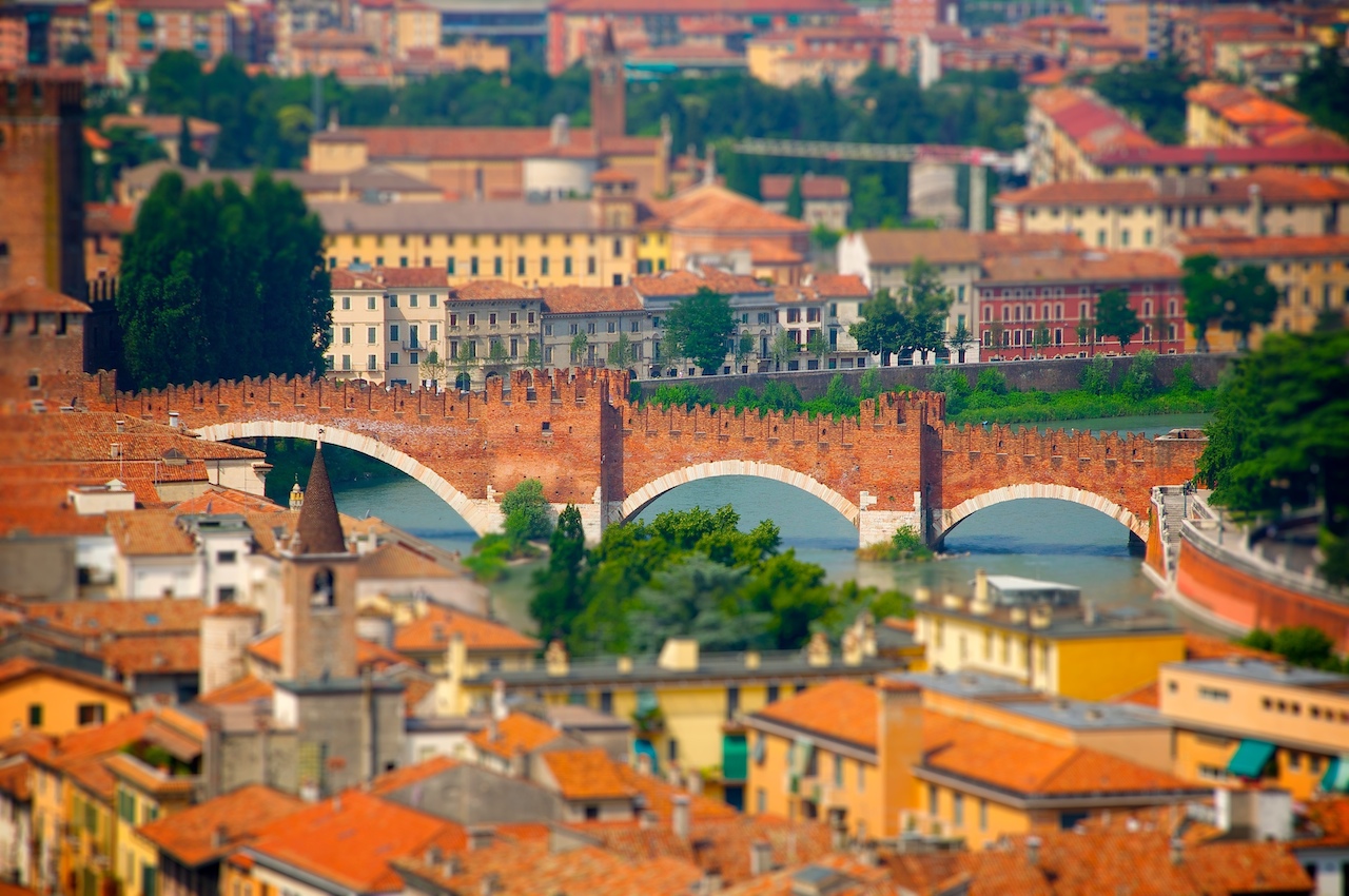 Photo after applying some fake miniature effect in TiltShift.